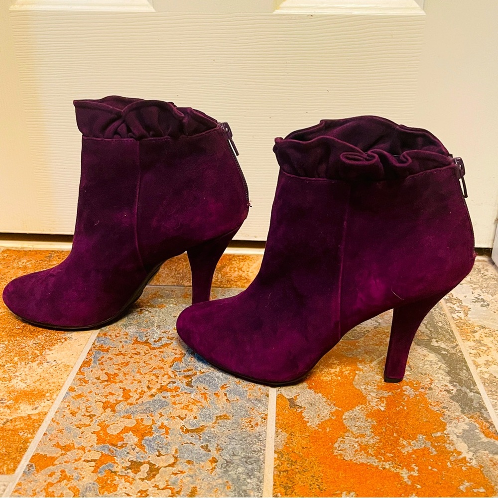 🍇Fabulous Purple Suede Ruffled Top Zip Stiletto Ankle Booties!